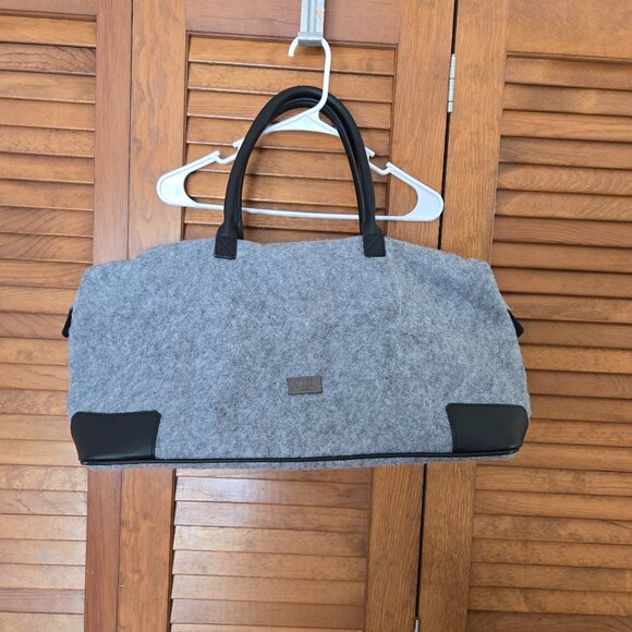 HUGO BOSS Parfums Grey/ Black Felted Travel Duffle Gym Bag Logo Carry On - Picture 1 of 7